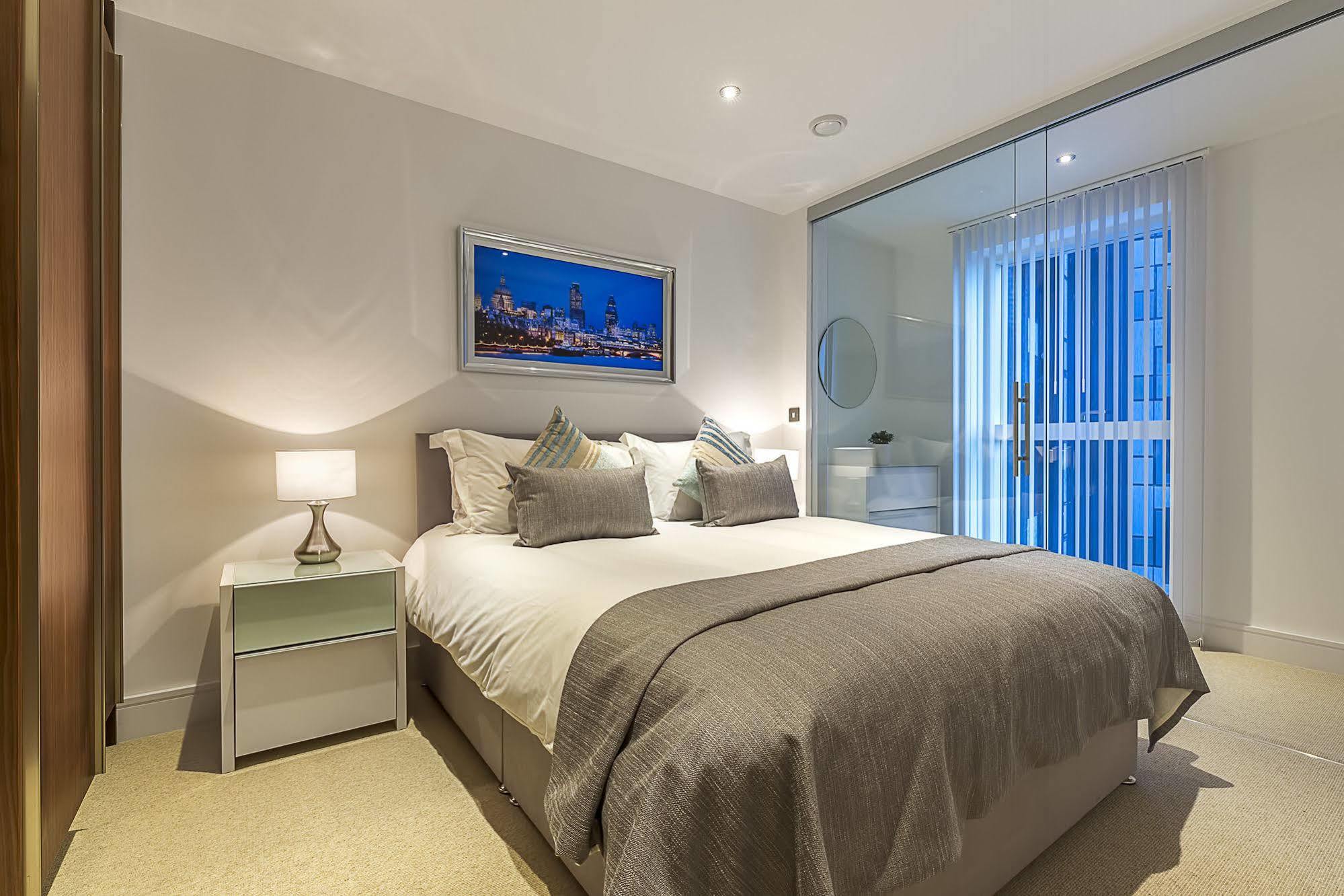 Lincoln Plaza Appartement Londen Buitenkant foto